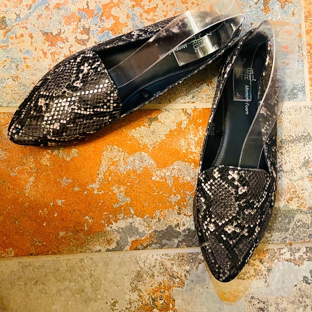 🔥NWOB! Flashy Black, White & Gray Women's Black Snake Print Pointed Toe Loafers!